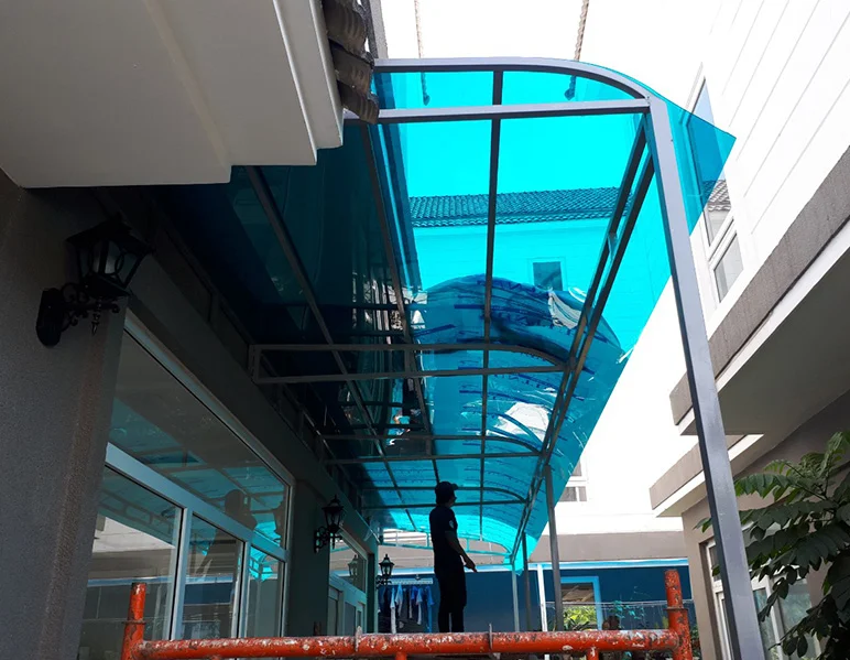 Lợp mái poly nhà phố che nắng