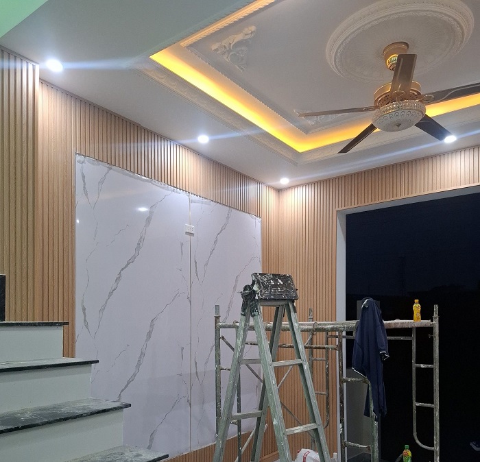 Kết hợp với các vật liệu lam nhựa gỗ trang trí phòng khách đẹp ấn tượng hơn